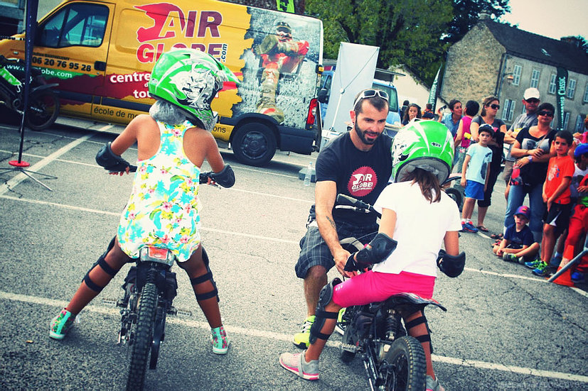 Ebike 6 jeux, moto, location, ateliers, activité, enfant, événement, anniversaire, créateur d'événement, arbre de noel, entreprise, toulouse, occitanie, comité d'entreprise, soirée, fête, mariage, midi-pyrénées, haute-garonne, collectivités, centre commerciaux, stand, centre commercial